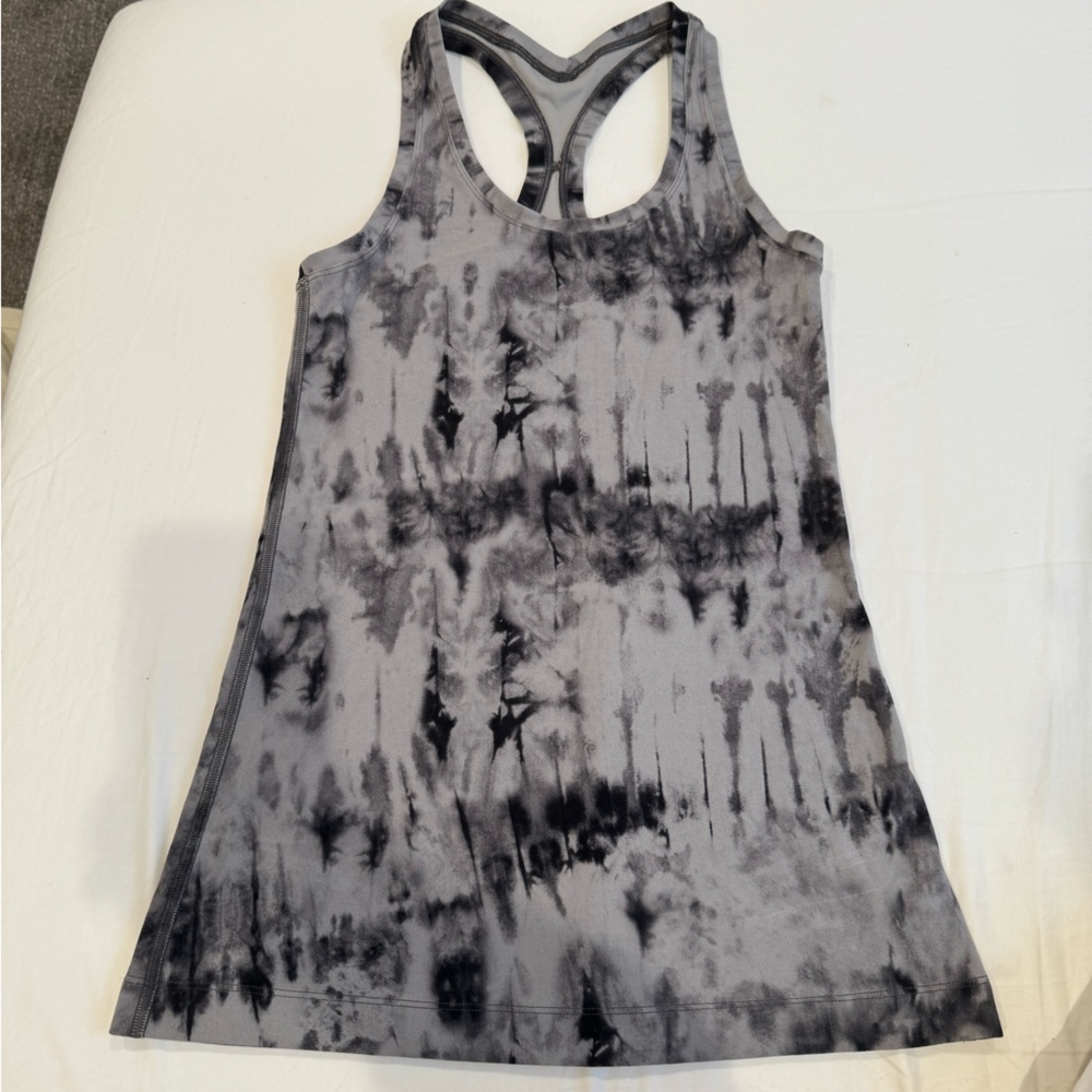 Diamond dye grey lululemon workout top size 6!